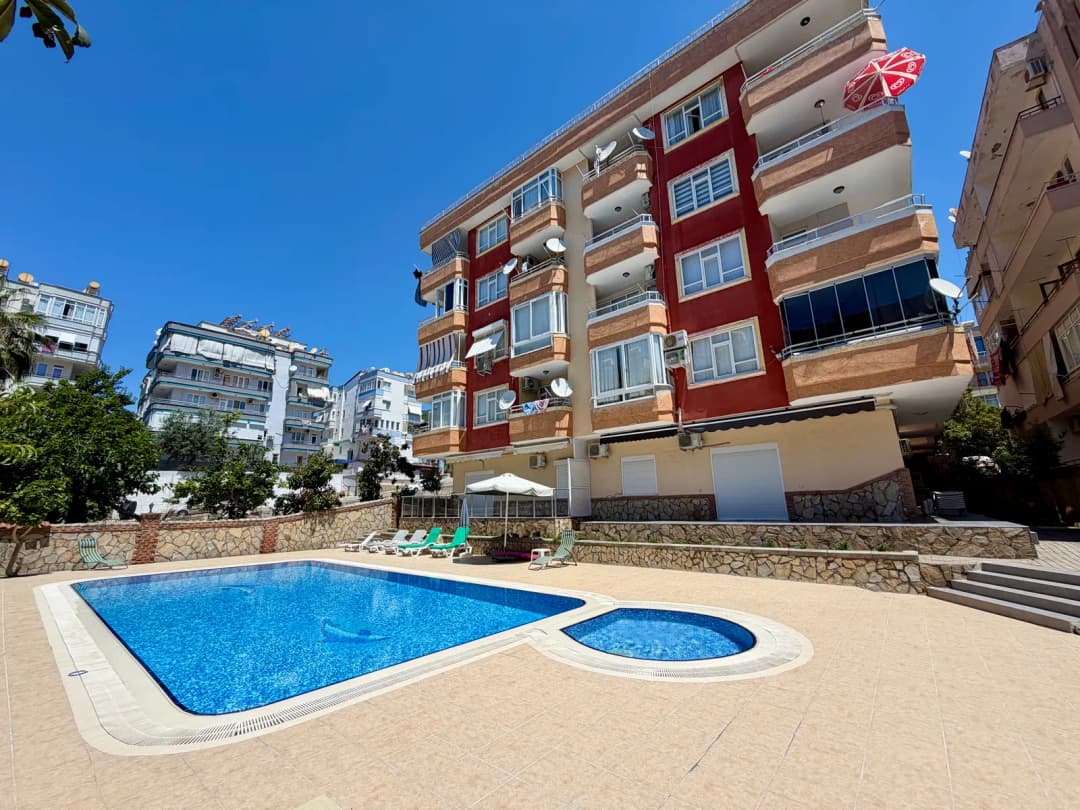 Alanya Merkez Cleopatra Civarında Satılık 3+1 Eşyalı 140 M² Havuzlu Daire