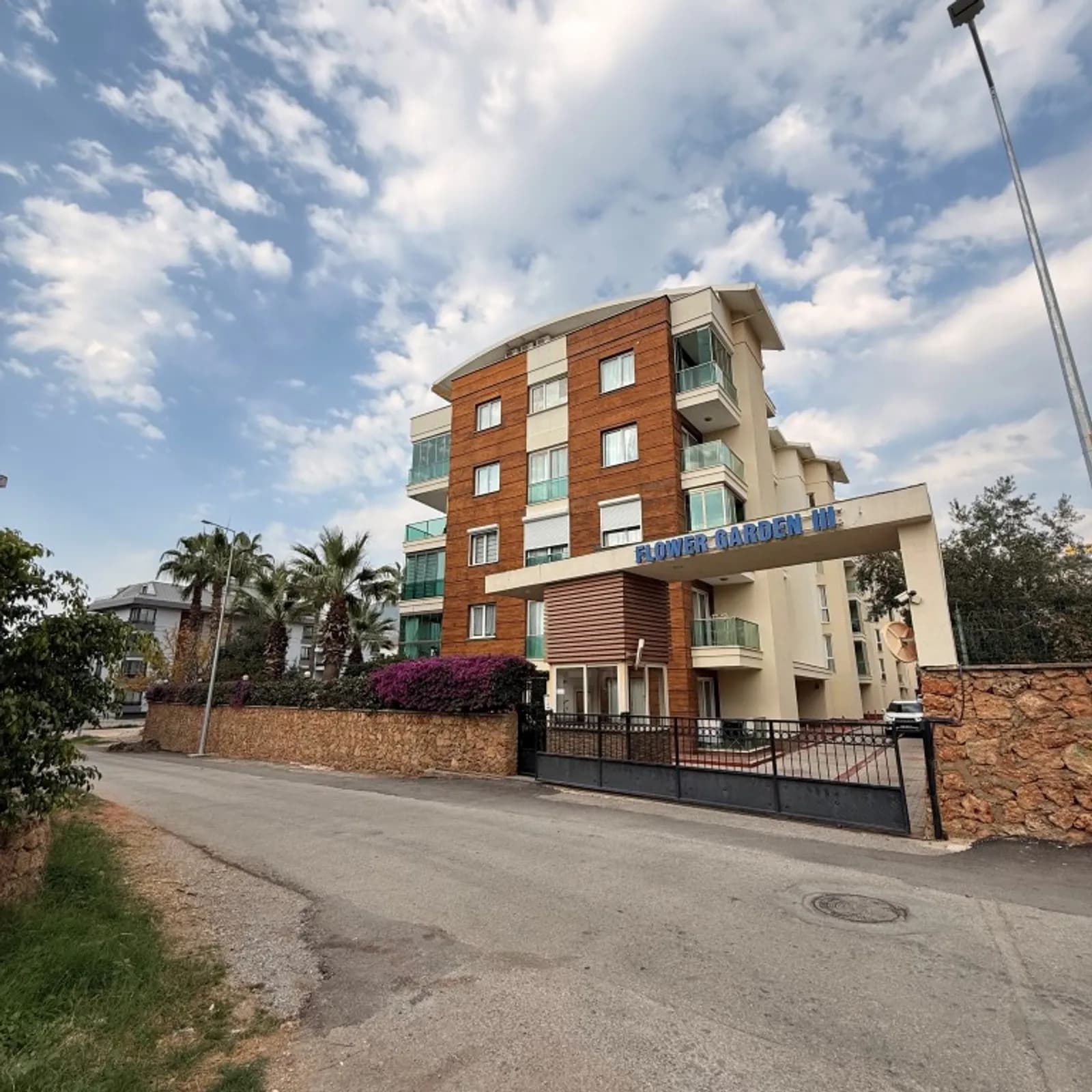Namješten stan 4+1 na prodaju u Alanji Oba – kompleks Flower Garden 3, 250 m²