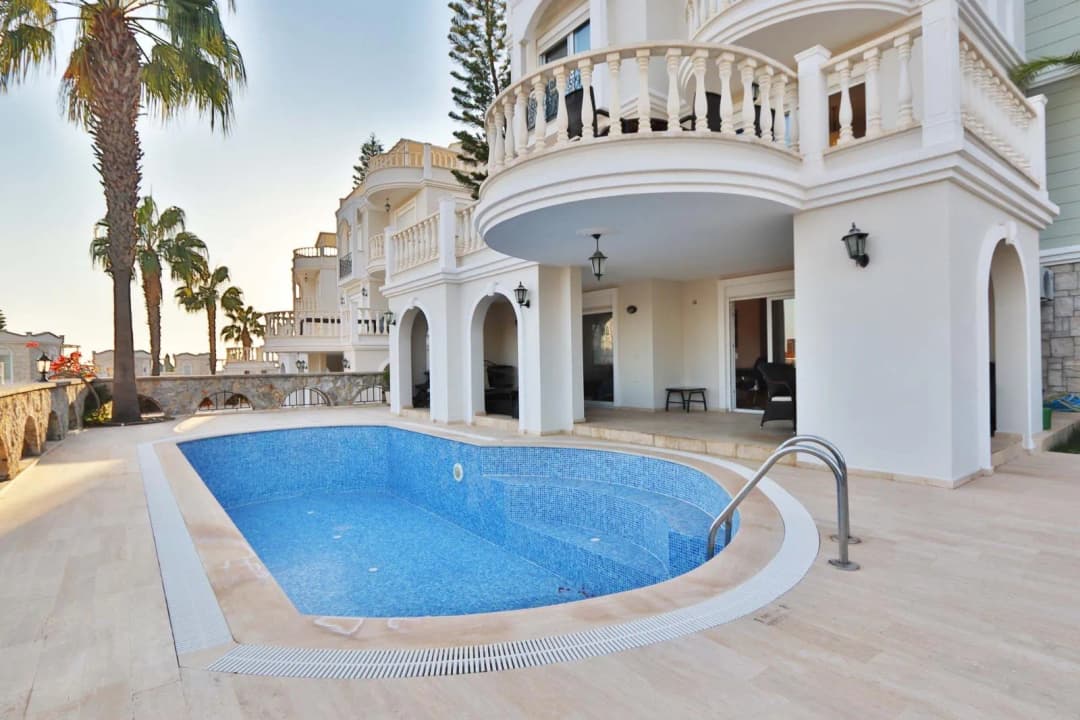 Alanya Konaklı’da İkamete Uygun 4+1 Eşyalı 305 M² Triplex Villa | Özel Havuzlu, Bahçeli, Denize 500 M