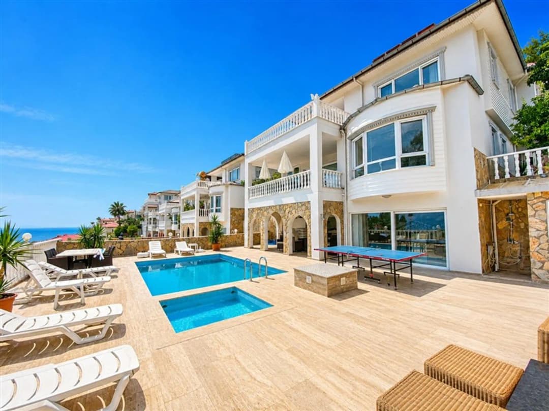 Alanya Tepe'de Satılık 4+2 Eşyalı Özel Havuzlu Villa 350 M²