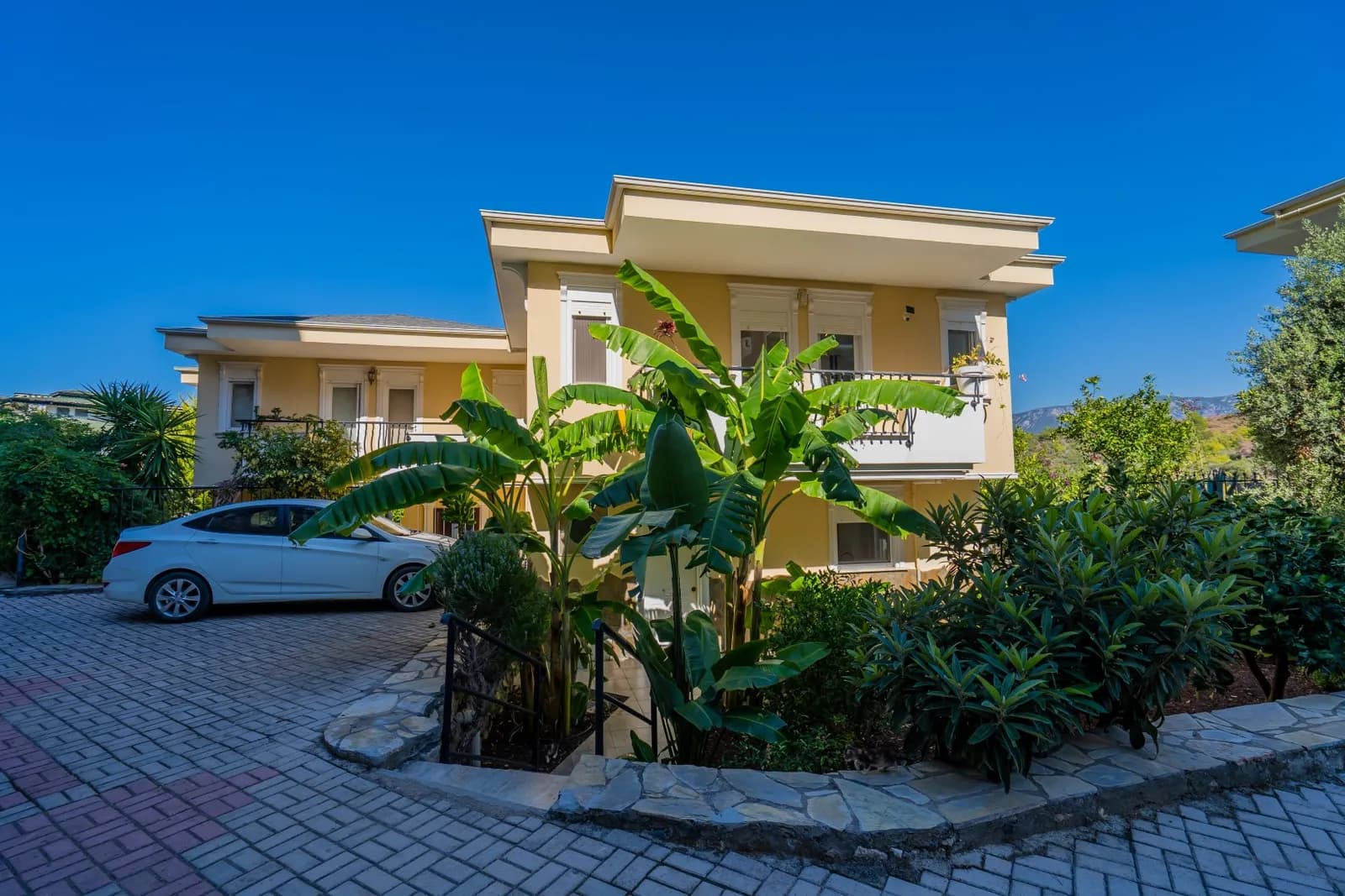 Alanya Kargıcak Syedra Village’da 200 m², 3+1 dubleks satılık villa. 395 m² arsa, müstakil bahçe, ortak havuz, panoramik deniz ve şehir manzarası, full eşyalı.