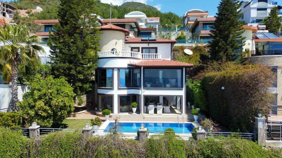 Alanya Bektaş’ta 530 M² Eşyalı 4+1 Havuzlu, İkamete Ve Vatandaşlığa Uygun Satılık Villa