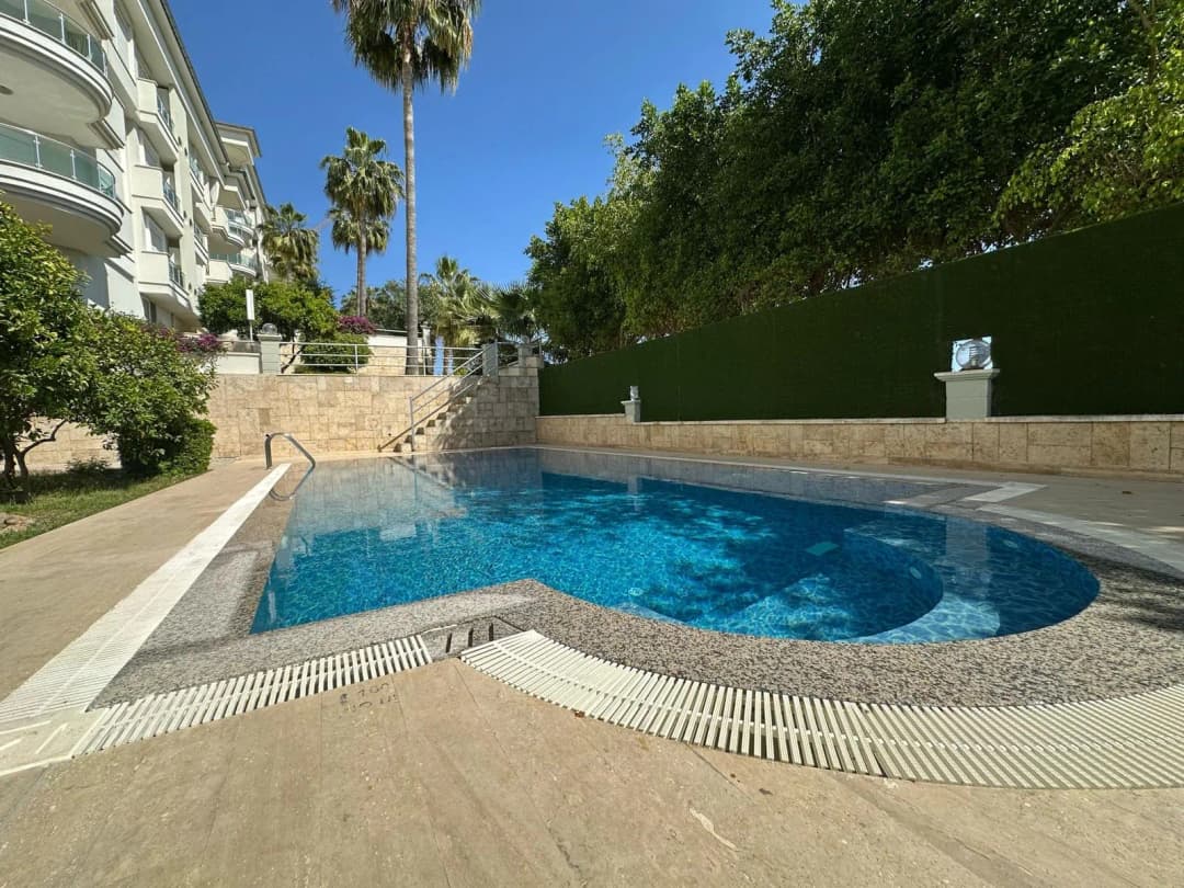 Uygun 3 Sitesi Satılık Mobilyalı 2+1 Daire | Kleopatra Plajına 500m | İkamete Uygun