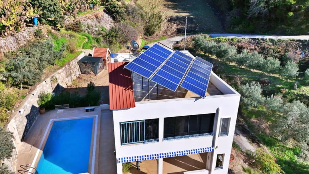 Alanya Uğrakta Denize 350m Mustakıl Havuzlu 3+1 Eşyalı Villa