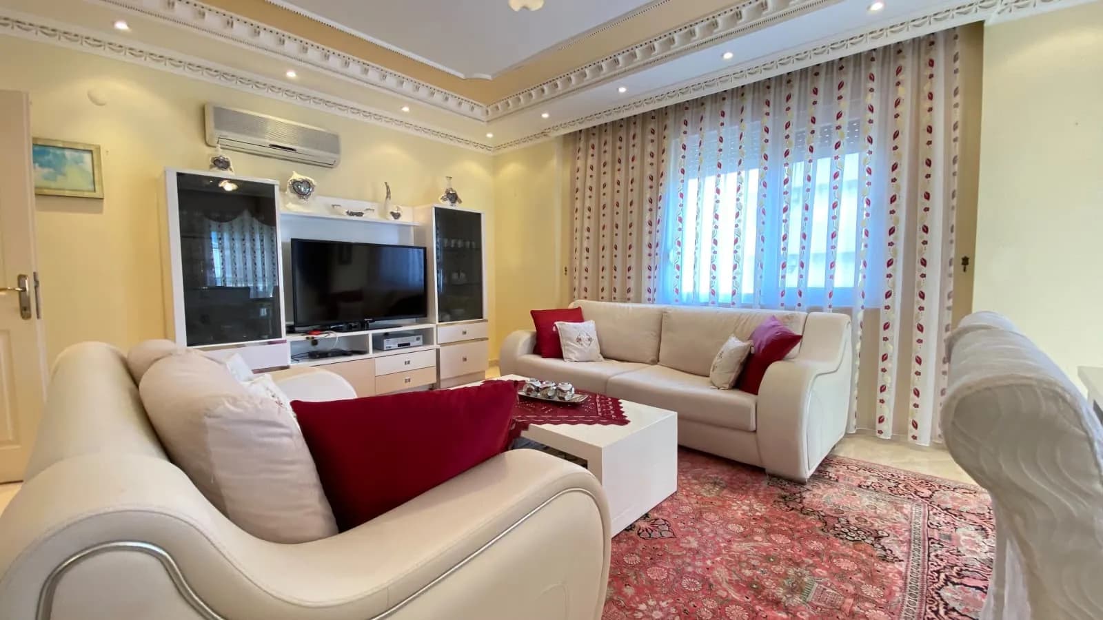 Dvosoban namješten stan na prodaju u kompleksu sa bazenom, 150 metara od mora u Mahmutlaru | Alanya