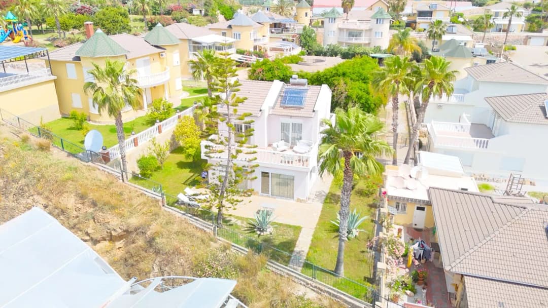 Alanya Konaklı Müstakil Bahçeli Havuzlu Site İçinde 3+1 Eşyalı Villa Satılık