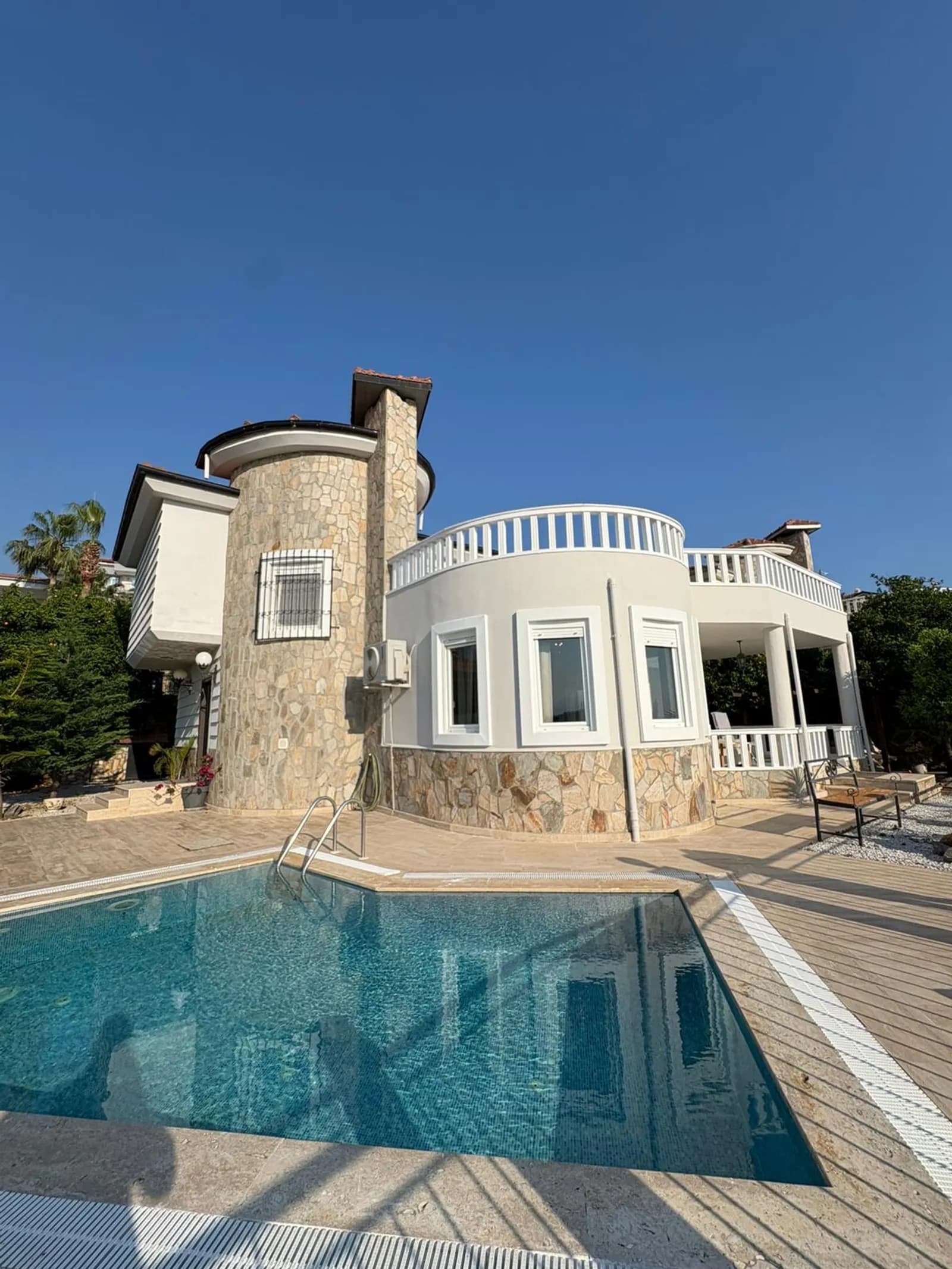 In den Jasmine Villen in Alanya Kargıcak steht eine 200 m² große, 4+1 Duplexvilla mit eigenem Pool und Garten zum Verkauf. Nur 2,4 km vom Meer entfernt.