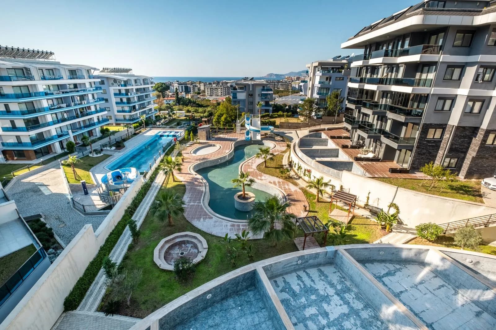 Alanya’da Denize 650 Metre 1+1 Satılık Daire | Aquaparklı, Havuzlu Site