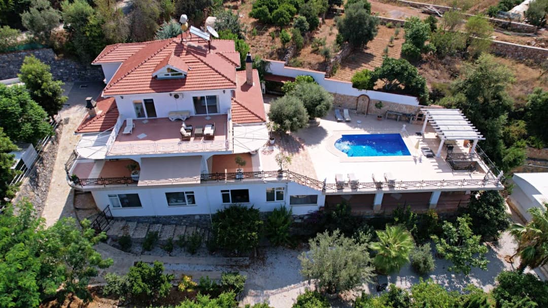 Kestel Alanya’da Satılık 4+1 Lüks Villa | 1.300 M² Arsa | Özel Havuz | Deniz Ve Kale Manzarası
