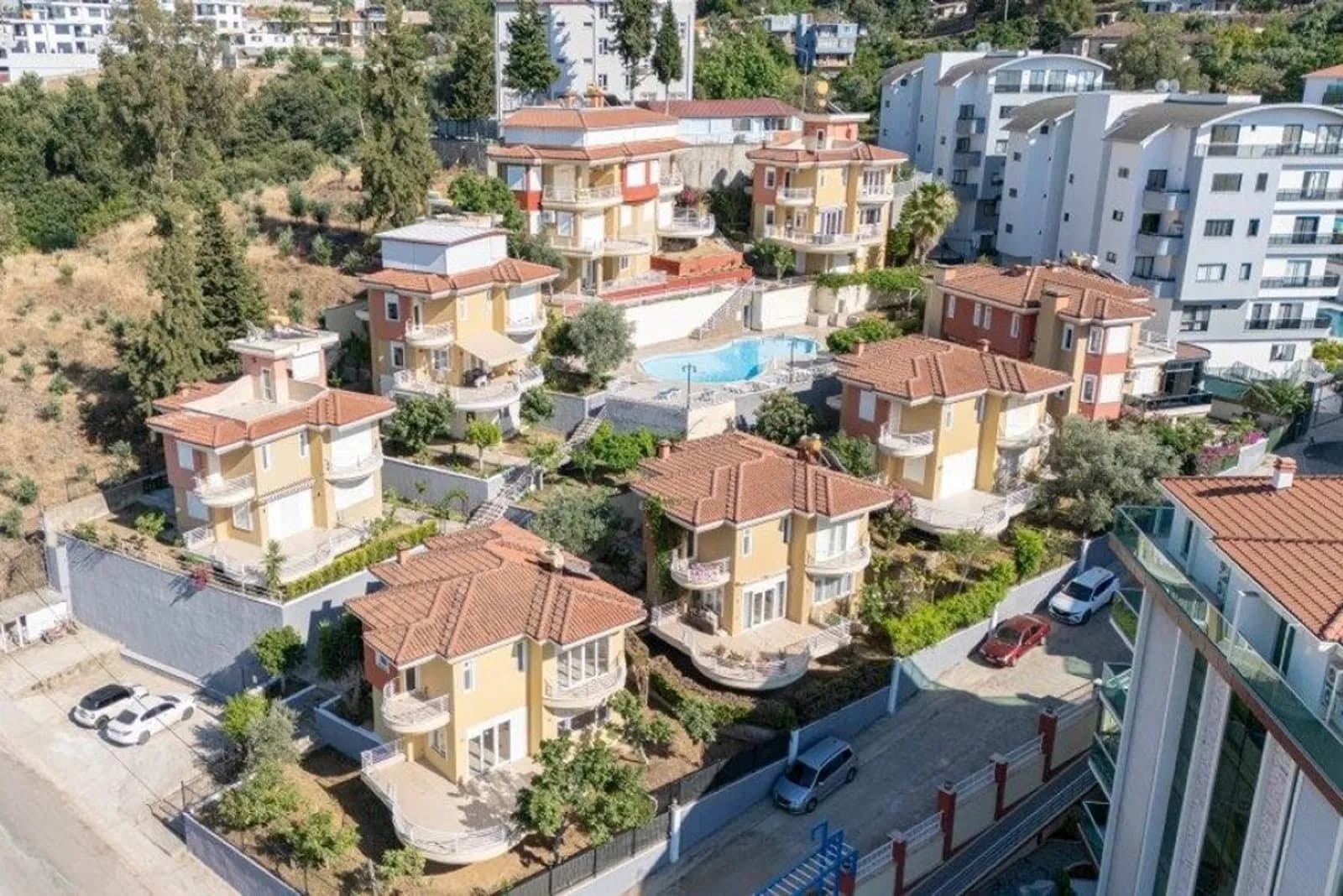Kargıcak’ta Satılık 4+1 Eşyalı Villa | Havuz ve Bahçe Manzaralı